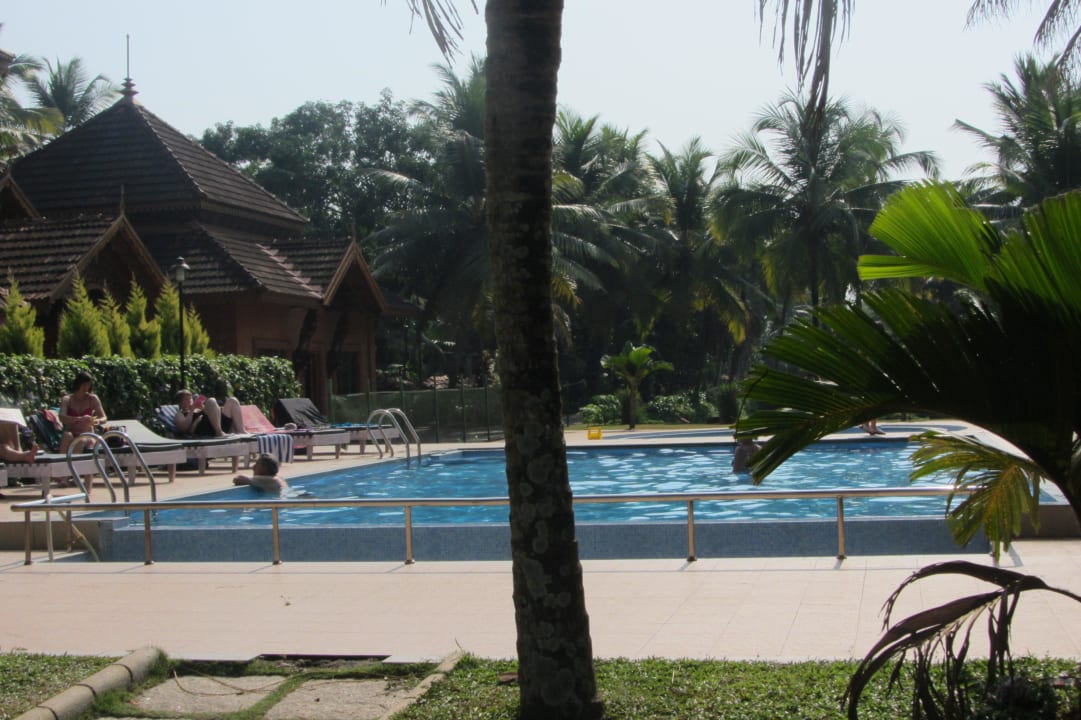 Pool ohne Sonnenschirme Hotel Lakesong Resort