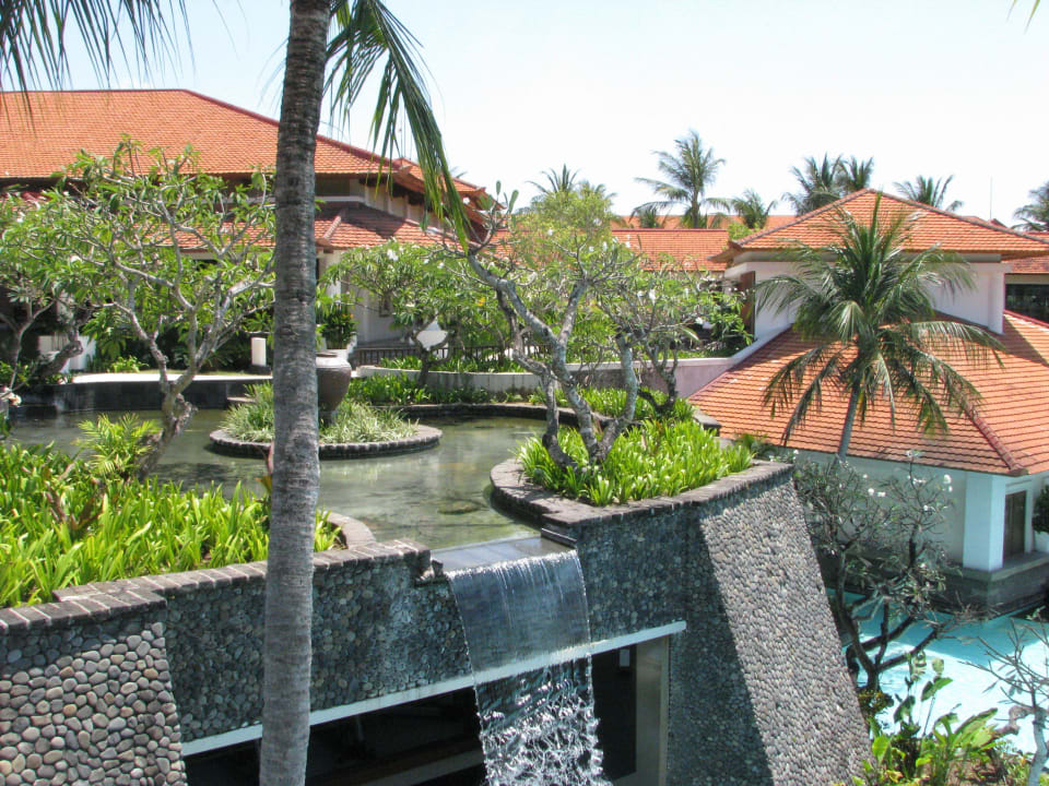 Wasserfall darunter liegt das Fitnessstudio The Laguna A Luxury Collection Resort & Spa