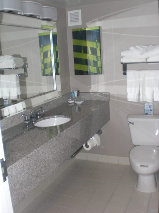 Badezimmer - sauber und großzügig Crowne Plaza Miami International Airport