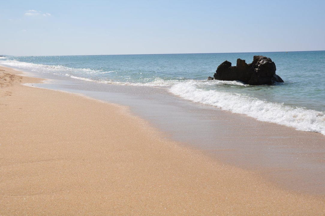 Der Strand ist leer nach 100 m vom Liegenstrand PortoBay Blue Ocean