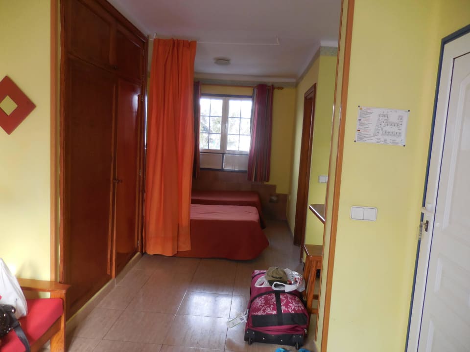 Betten und Vorhang nach der Mängelanzeige Hotel Atlantis Las Lomas