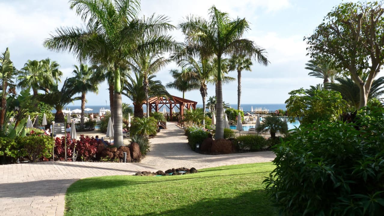 Weg zur großen Poollandschaft R2 Pajara Beach