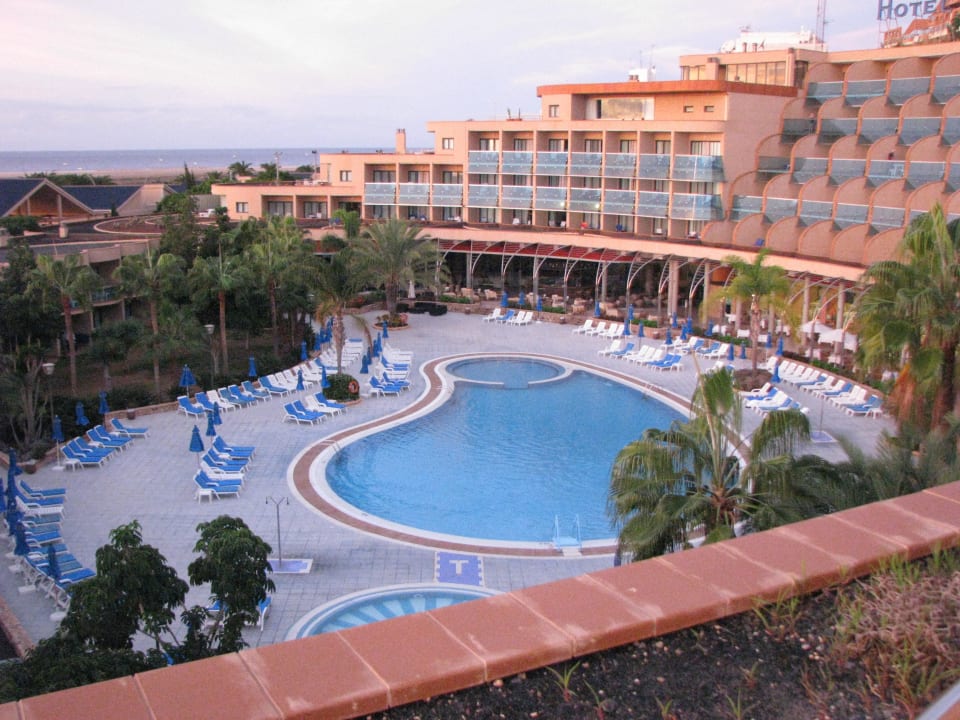 Blick vom Balkon der Junior-Suite 539 zum Pool MUR Hotel Faro Jandia & Spa Fuerteventura