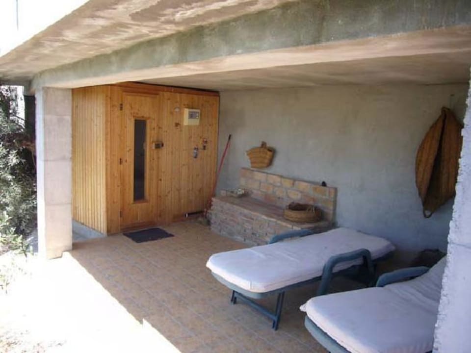 Die Liegestühle vor der Sauna Finca Fogorate