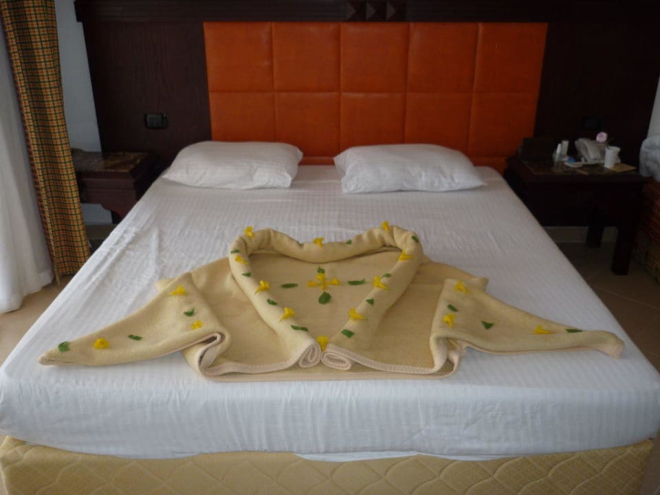 Фигурки из одеяла Beach Albatros Resort