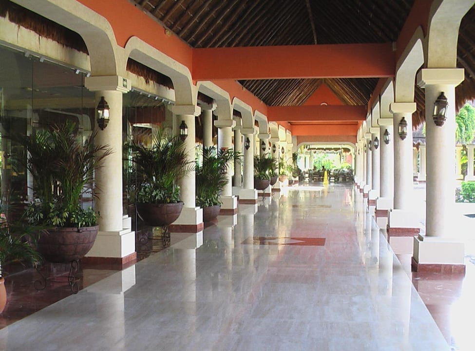 Weg zu den Restaurants Grand Palladium Kantenah Resort & Spa