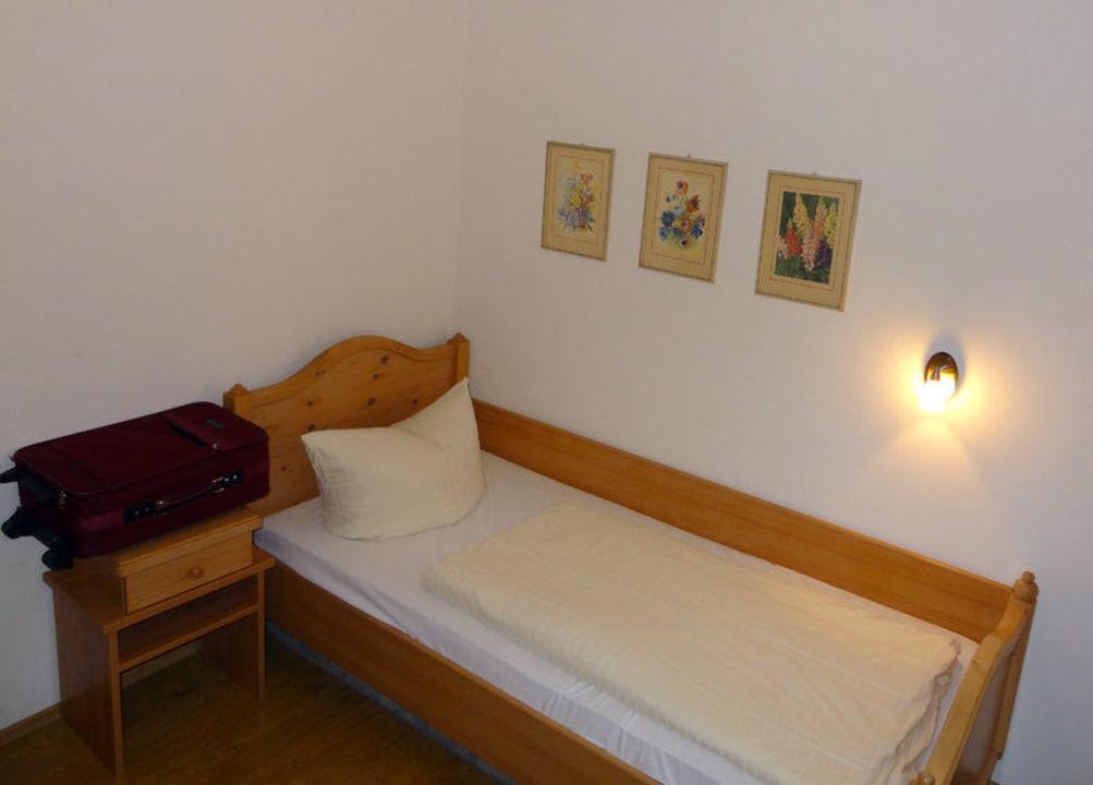 Leselampe beim Fußende Hotel Goldener Hirsch