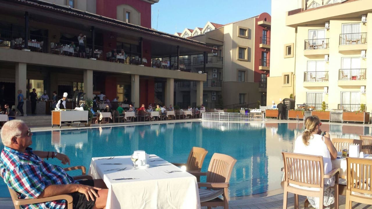 Abendessen am Pool Hotel Victory Resort