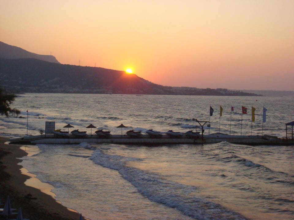 Sonnenuntergang vom Balkon Alexander Beach Hotel & Village Resort