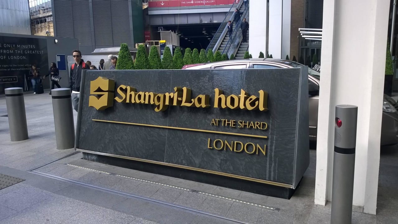 Im Hintergrund Eingang zur Bahn Shangri-La Hotel, At The Shard, London