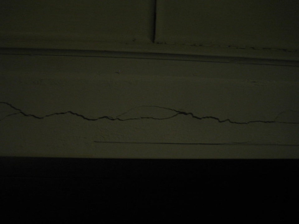 Risse in den Wänden Hotel Crown Resort Henipa