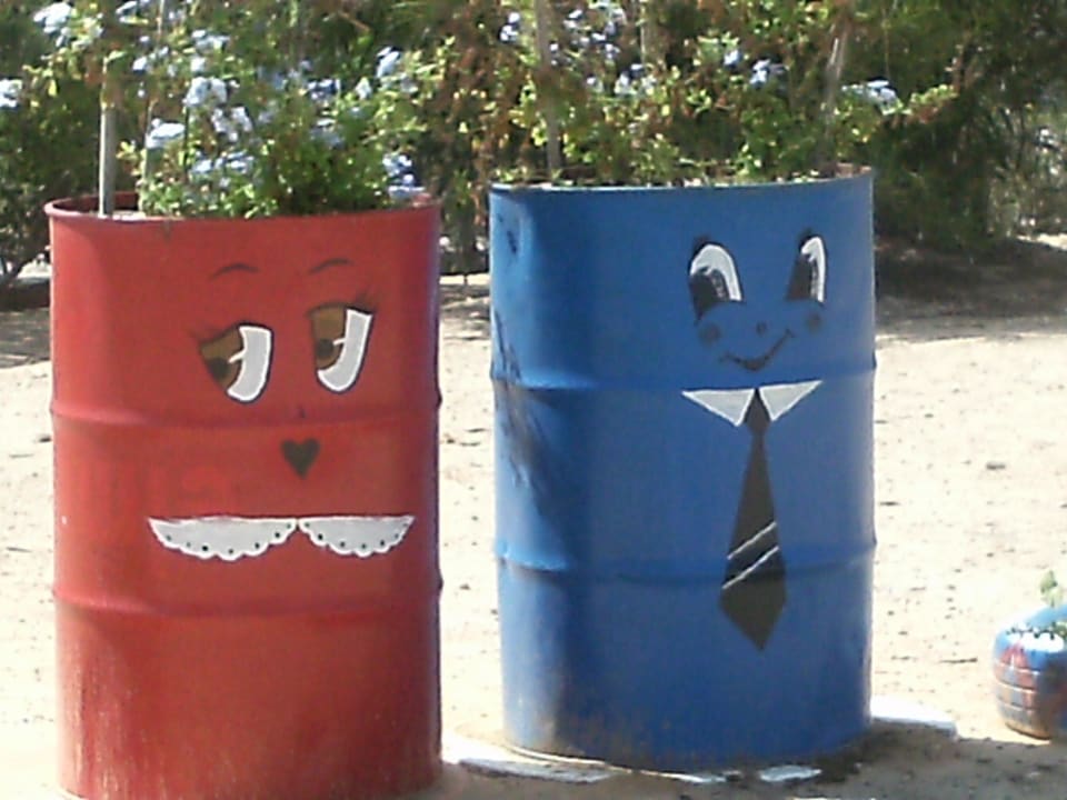 In zwei Verzierte Tonnen Blumen eingepflanzt Hotel El Mouradi Djerba Menzel