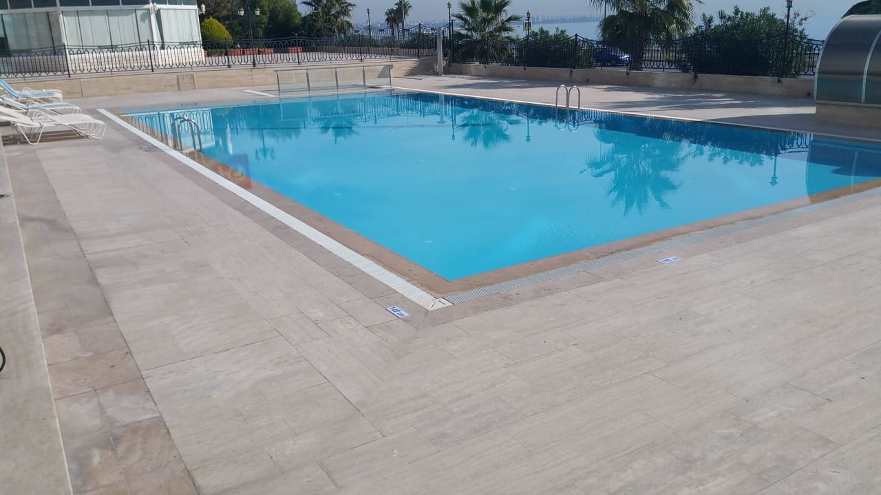 Zwembad terras Megasaray WestBeach Antalya