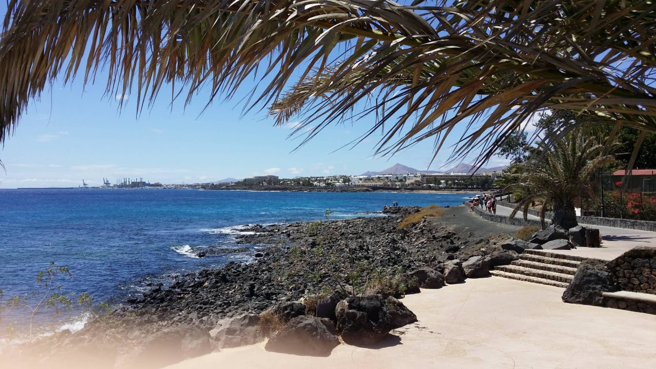 Über dem Starnd hinter dem Hotel Hotel Grand Teguise Playa