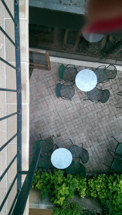 Musikanlage und Bareingang direkt unter dem Balkon Hotel Palme & Suite