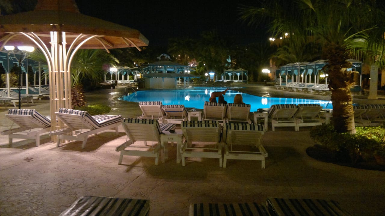 Beleuchtete Poolanlage Hotel Le Pacha Beach Resort