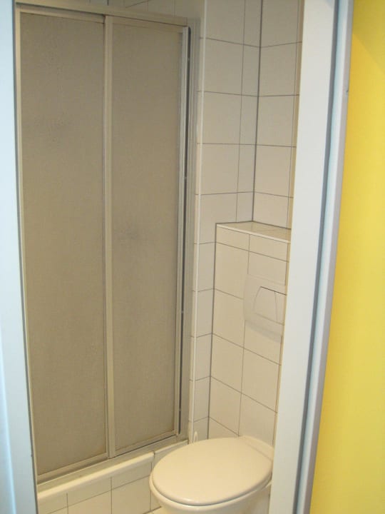 Toilette & Dusche ibis budget Salzburg Airport