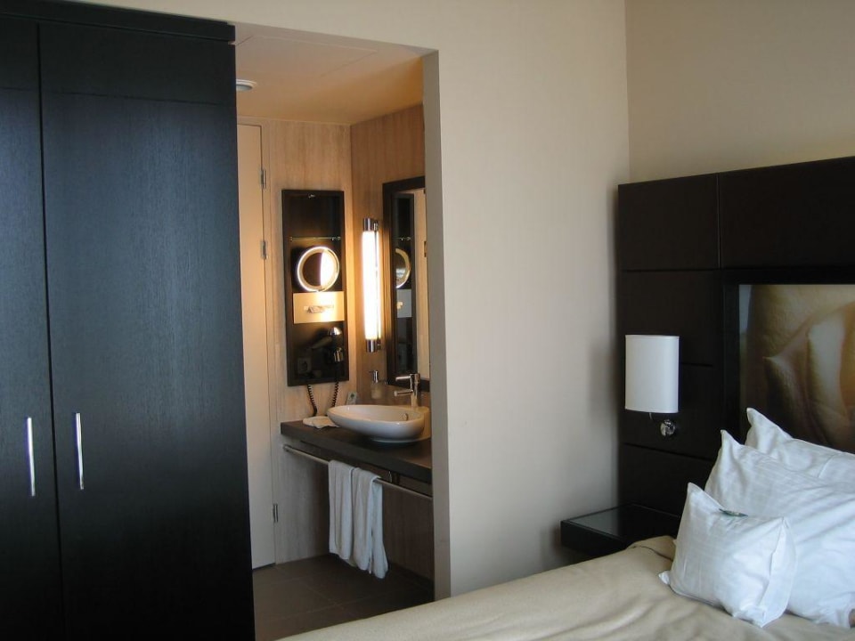 Zimmer mit integriertem Bad Lindner Hotel Vienna Am Belvedere, part of JdV by Hyatt