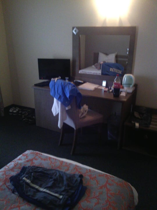 Schreibtisch und TV Odessos Park Hotel