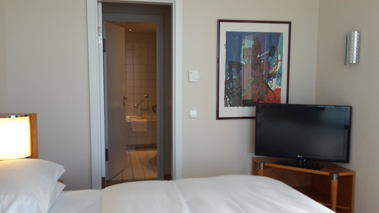 Schlafzimmer und Bad Hilton Munich Airport