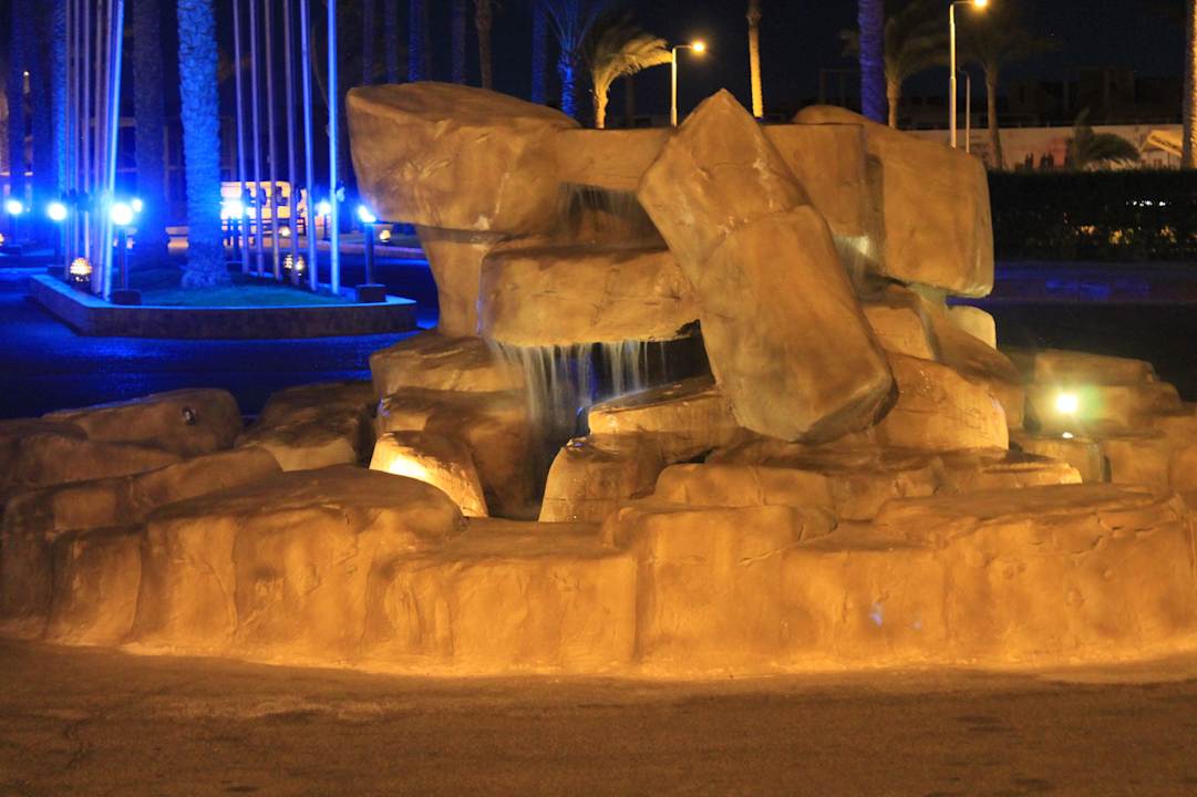 Vor dem Hotel Pickalbatros Alf Leila Wa Leila Resort - Neverland Hurghada