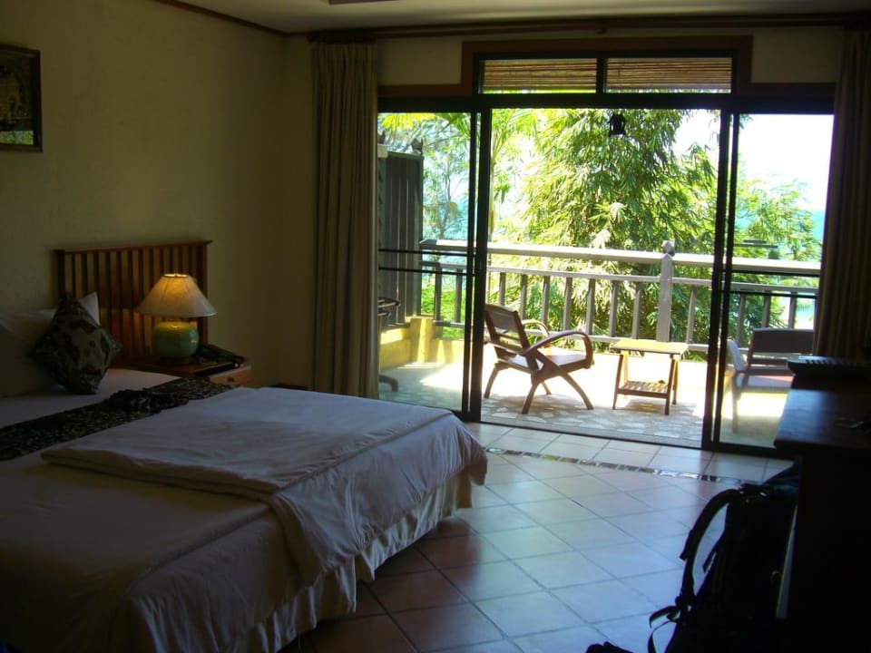 Blick aufs Bett und Terrasse des Standardzimmer Moracea by Khao Lak Resort