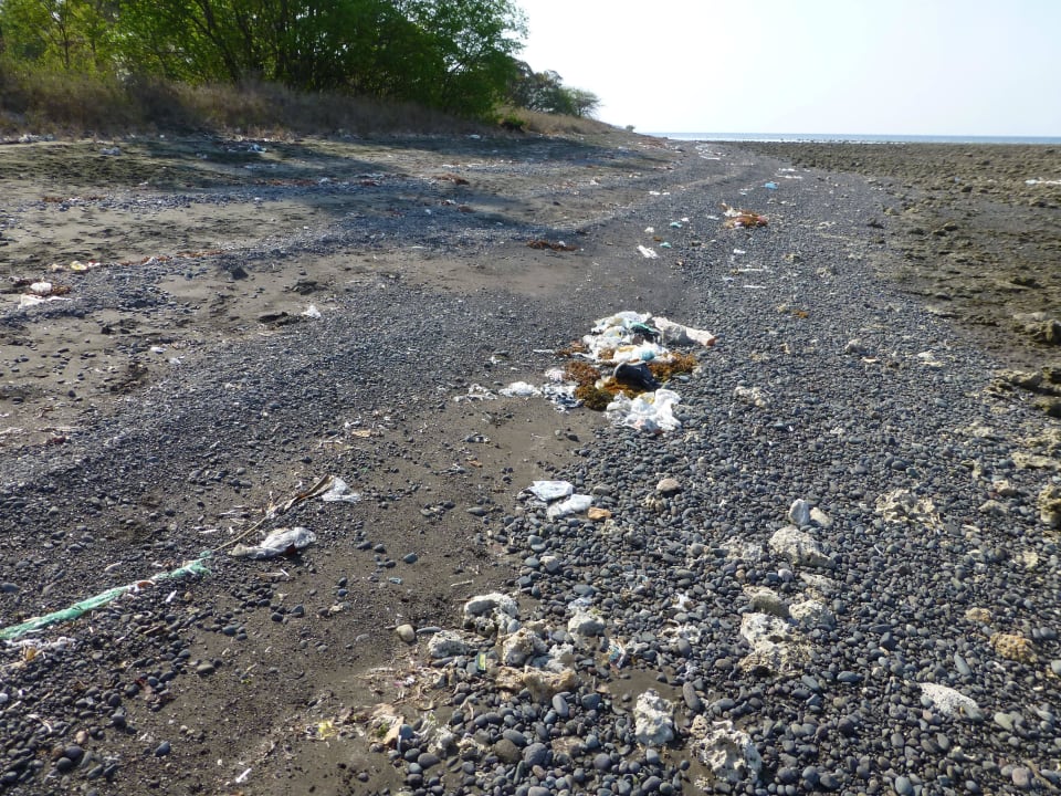 Außerhalb der Hotelanlage kein schöner Anblick Hotel Matahari Beach Resort & Spa