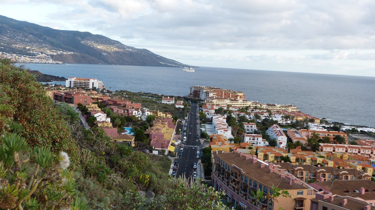 Links im Bild die gesamte Anlage Apartamentos Oasis San Antonio