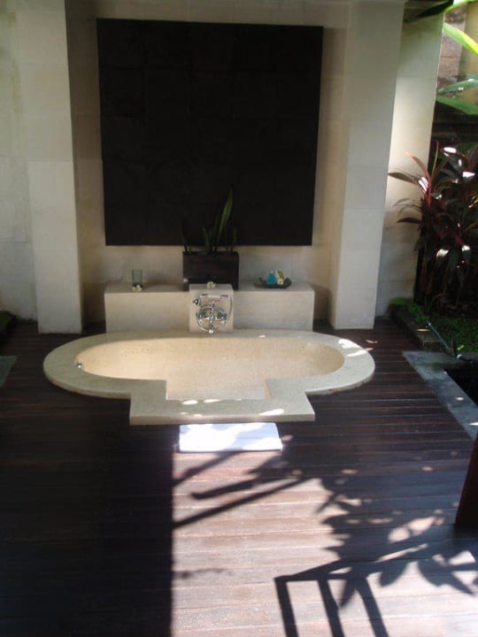 Außenbad in der Villa The Ubud Village Resort & Spa