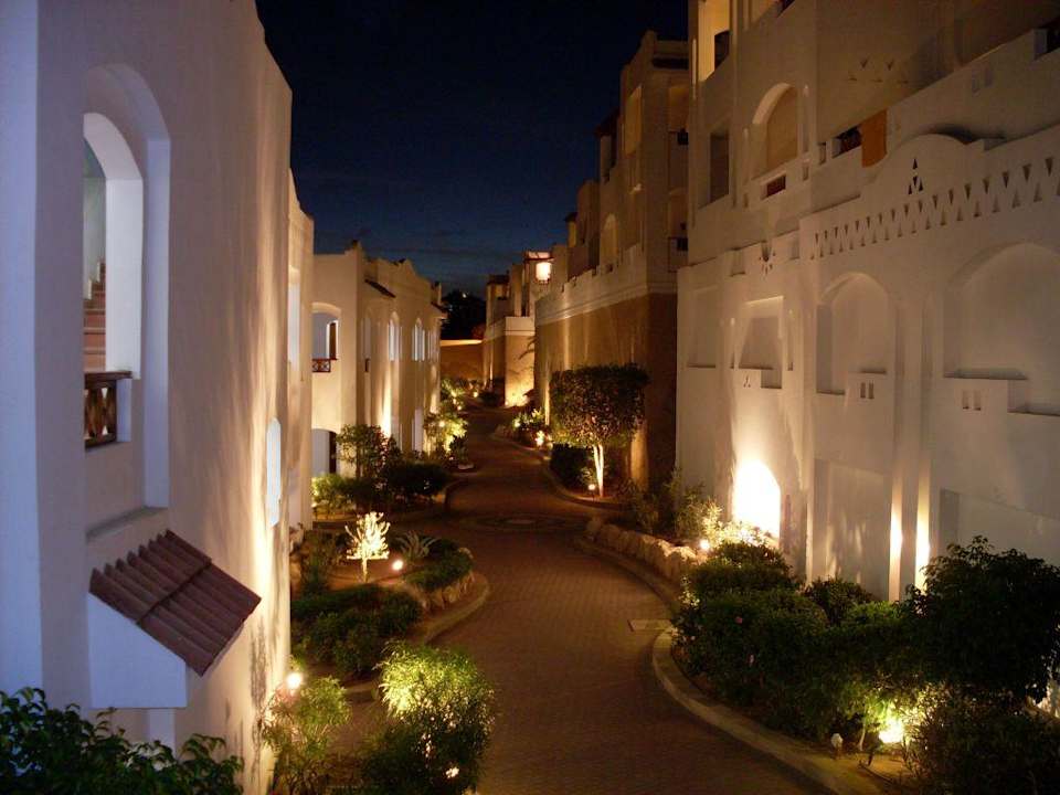 Anlage am Abend Hotel Continental Garden Reef Resort