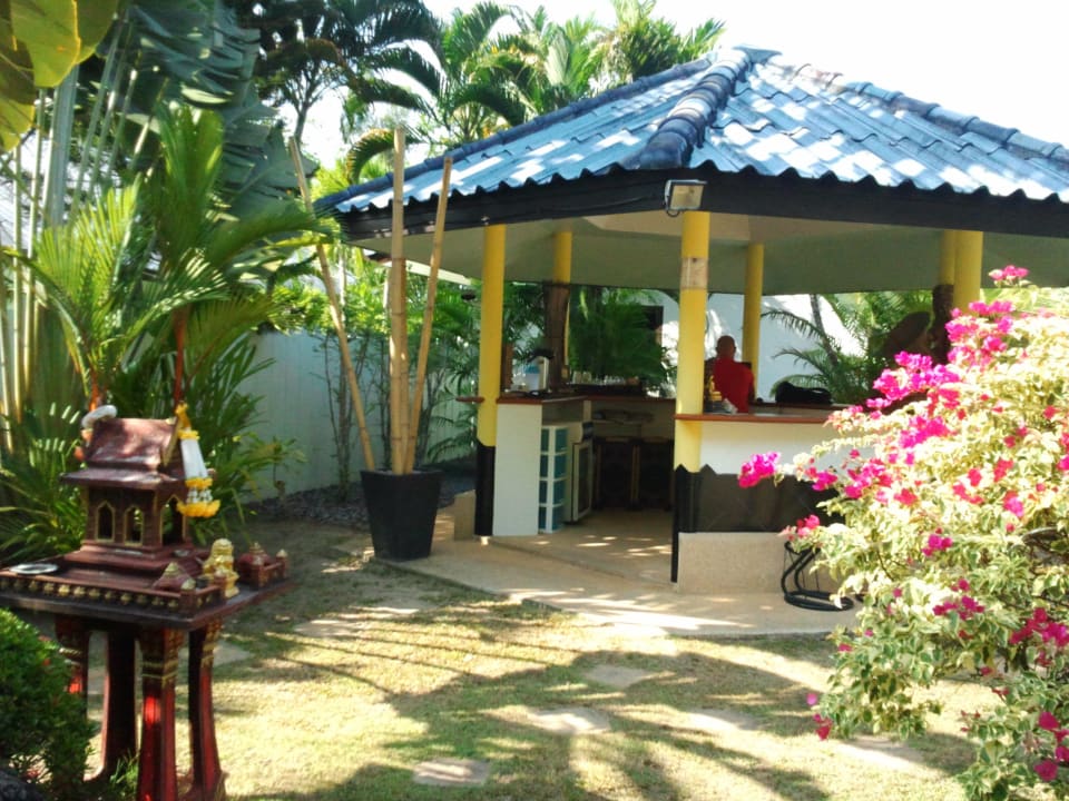 Bar mit Geisterhäuschen Phuket Lotus Lodge