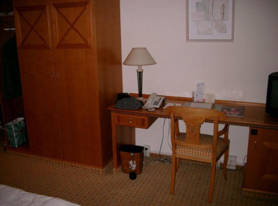 Zimmer: Schreibtisch und Schrank Hotel Domicil Berlin by Golden Tulip