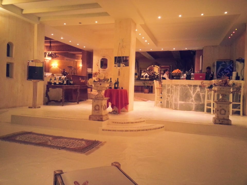 Blick in Richtung Bar und Buffet Orpheas Resort - Adults Only