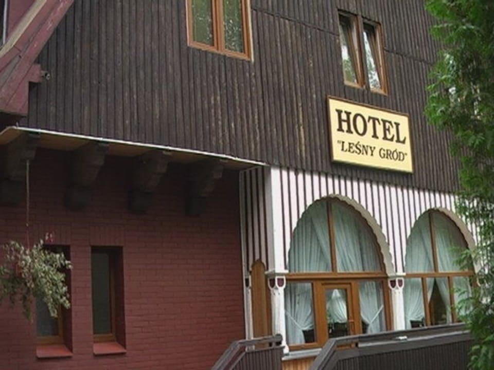 Giebelfront Hotel Leśny Gród
