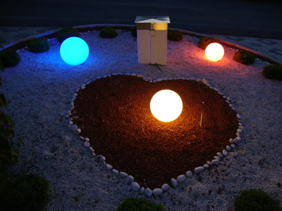 Herz vor dem Hoteleingang Hotel Albizia