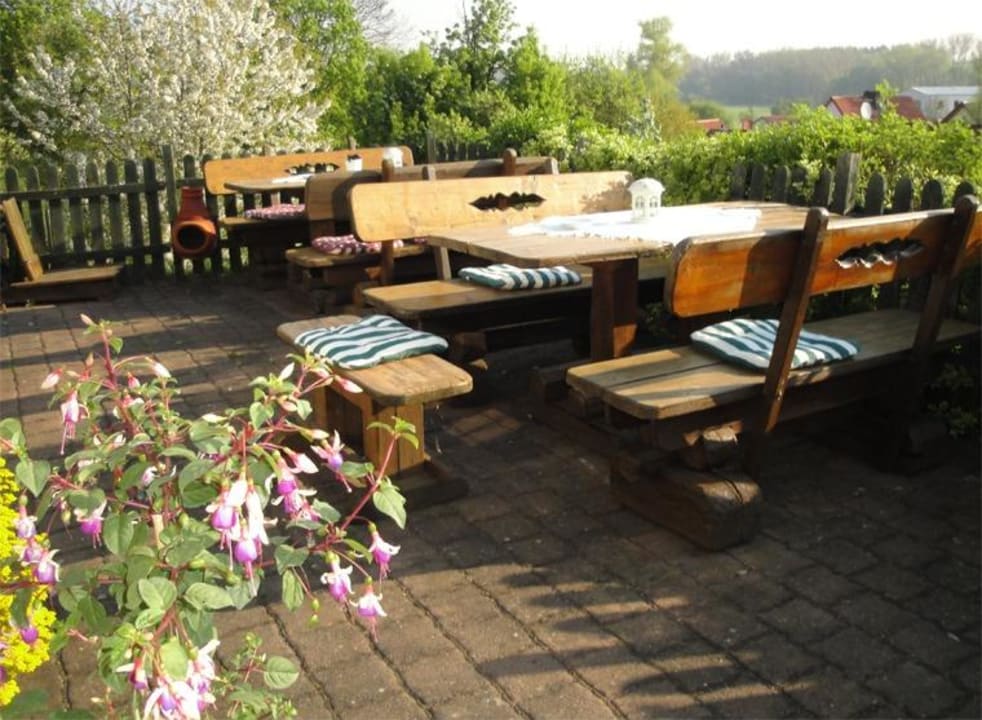 Sonnenterrasse mit Blick zum Teich Landhotel Burgenblick