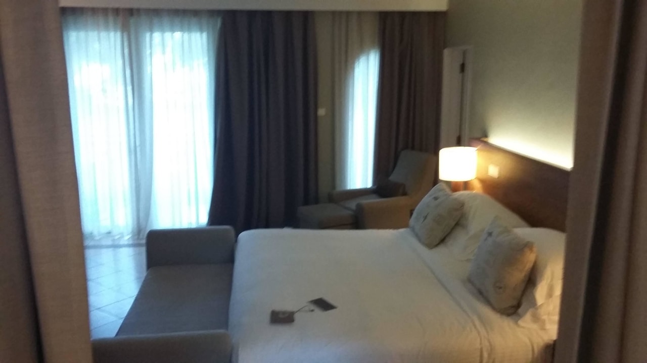 Breites Bett mit Blick aufs Meer Outrigger Mauritius Beach Resort