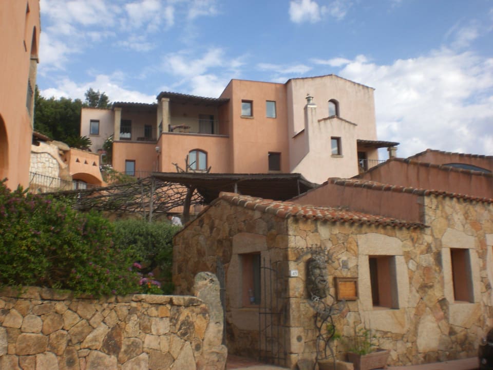 Von der Straße aus gesehen Hotel Arathena