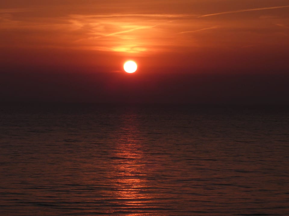 Sonnenaufgang vom Bett im Zimmer 304 aus gesehen  Strandhotel Bansiner Hof