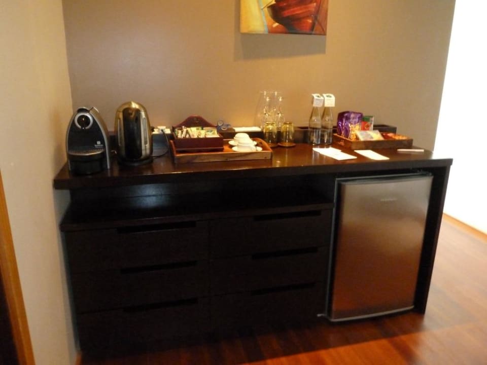 Minibar mit Nespresso und Wasserkocher Veligandu Maldives Resort Island