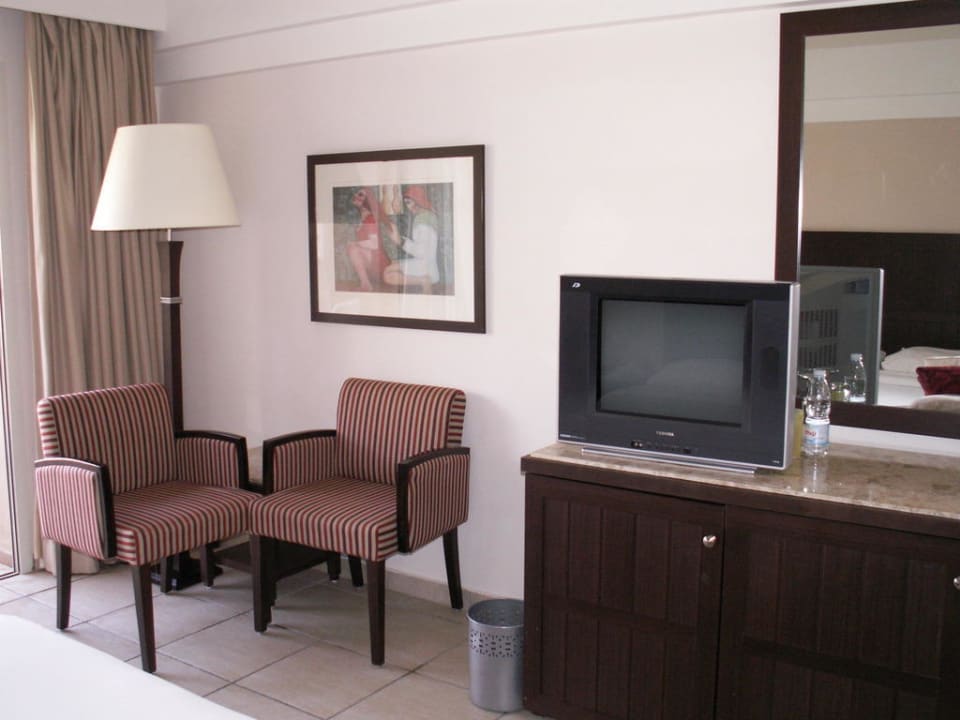 Sitzecke und Sideboard mit TV TUI MAGIC LIFE Kalawy