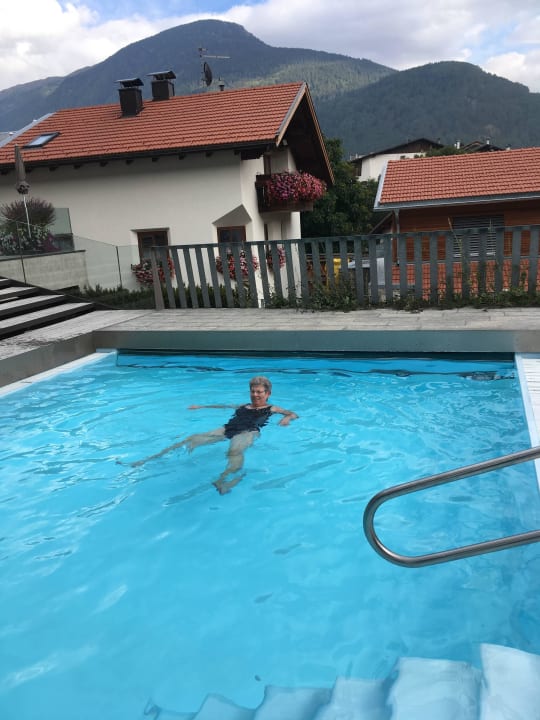 Außenpool im Oktober Hotel Weisses Kreuz