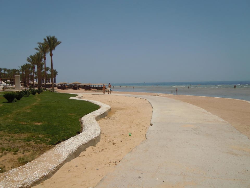 Blick den Strand entlang Makadi Palace