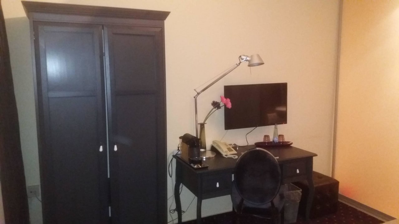 Zimmer / Schrank-Schreibtisch Hotel Fürst garden