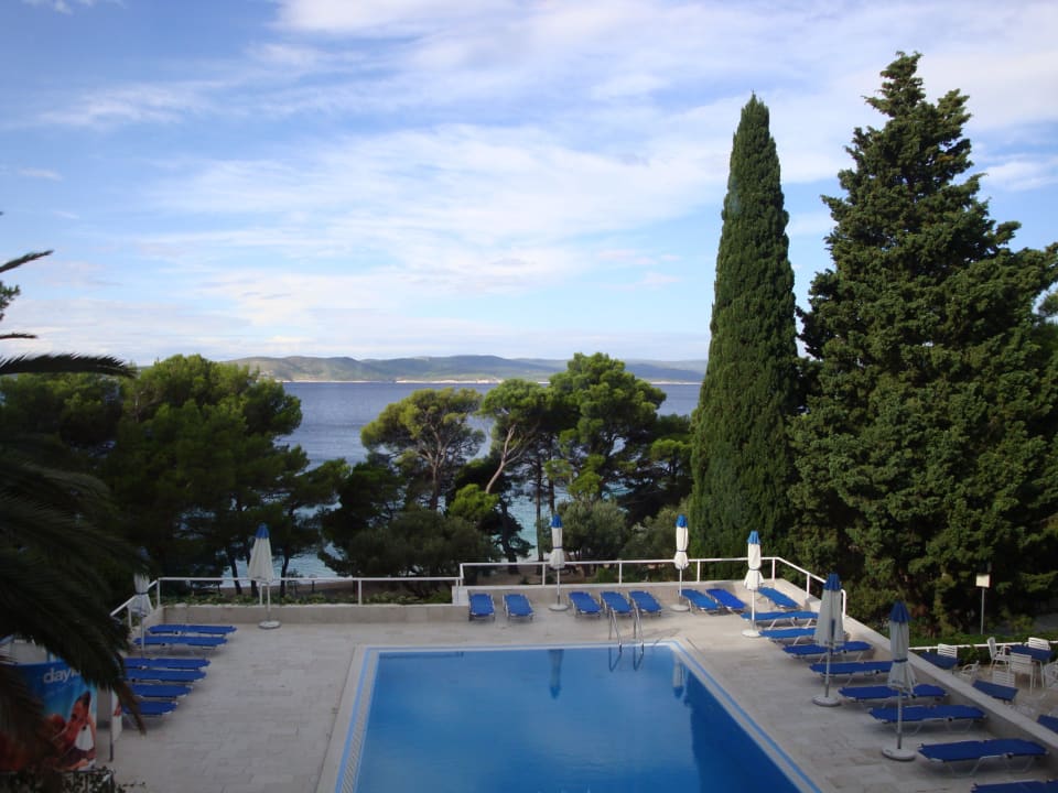 Pool mit Ausblick zu Insel Brac Bluesun Hotel Maestral