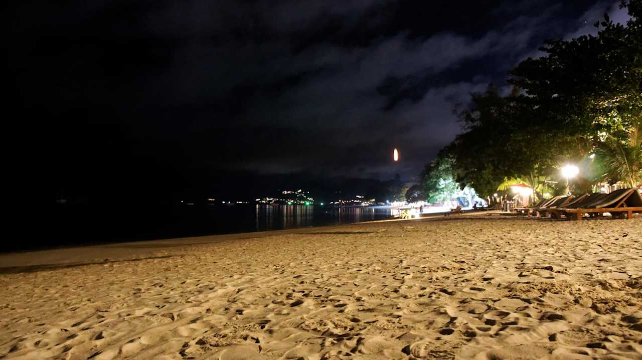 Am Abend (im Hintergrund, mit Glückslaterne) Beyond Samui  (Im Umbau/Renovierung)
