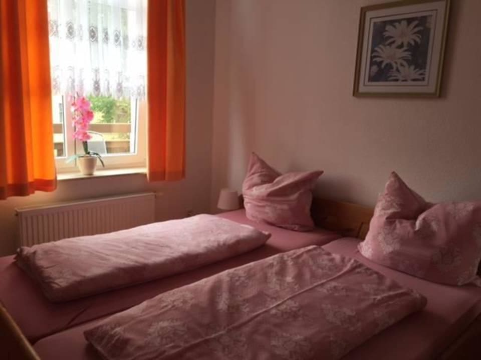 Schlafzimmer mit bequemen Betten Ferienwohnung Mülder & Leopold