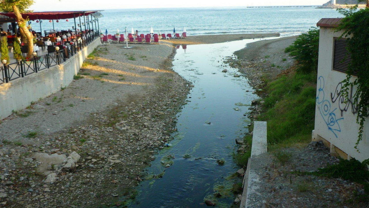 Der Fluss der am Strand rechts gegenüber  mündet Büyük Hotel