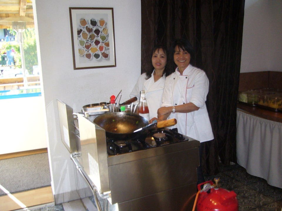 Köchin am asiatischen Abend Garni Hotel - Das Alpin Kaiserzeit