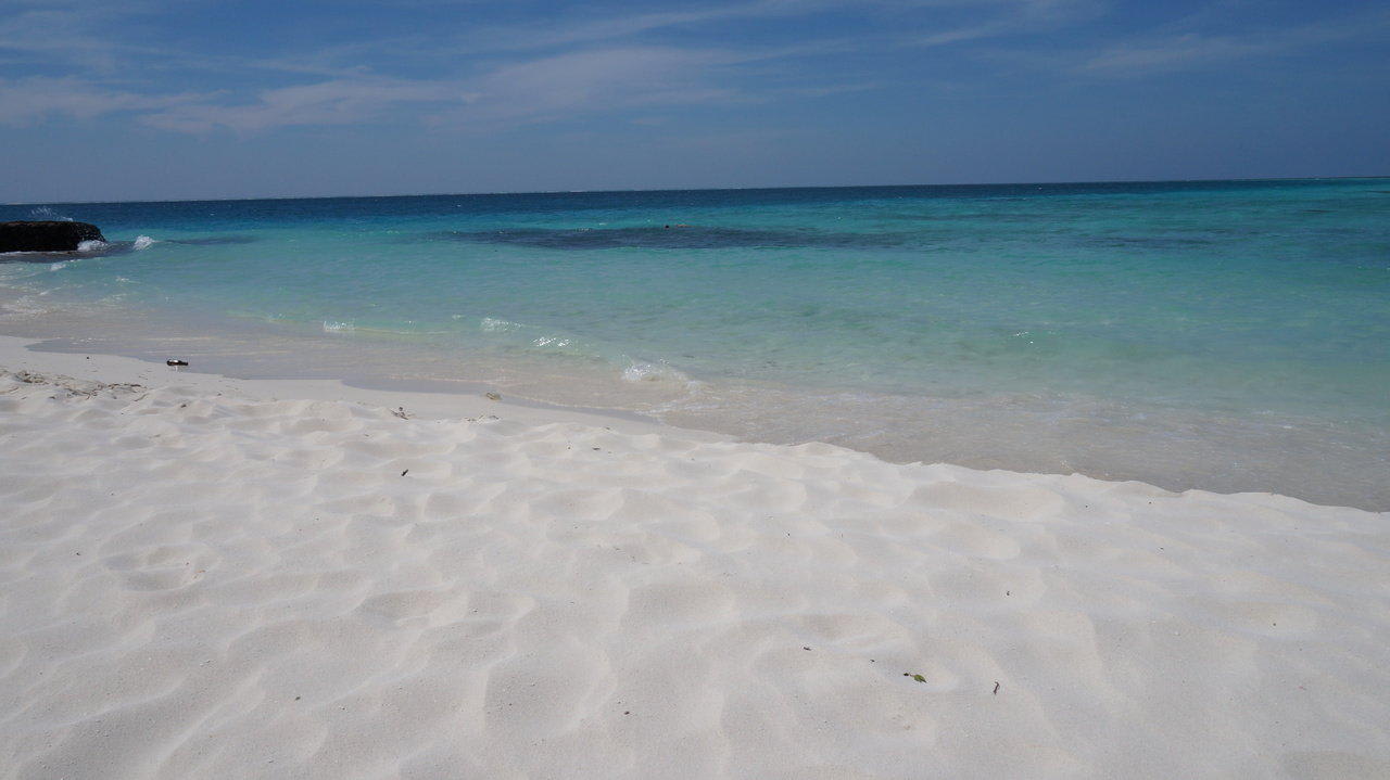 Strandausblick Centara Ras Fushi Resort & Spa Maldives